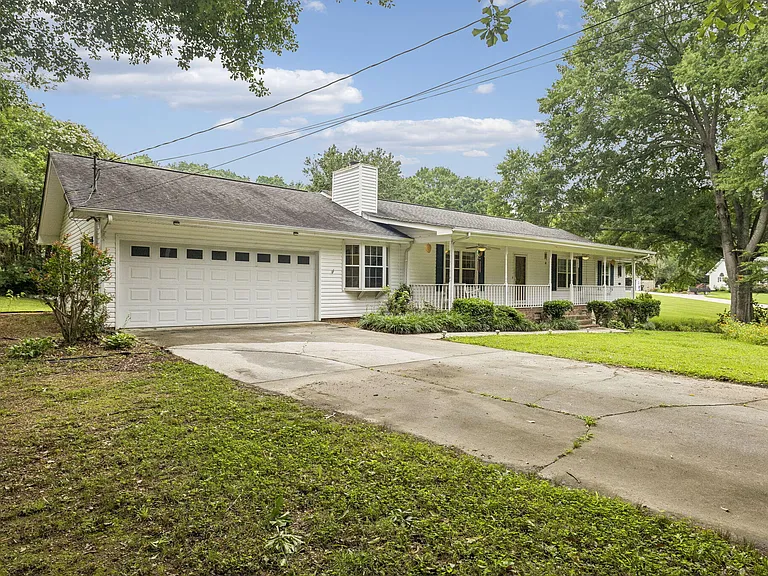 3bd/2bath rancher with garage available in Rocky Face! photo 2