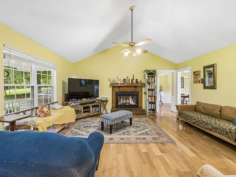 3bd/2bath rancher with garage available in Rocky Face! photo 5